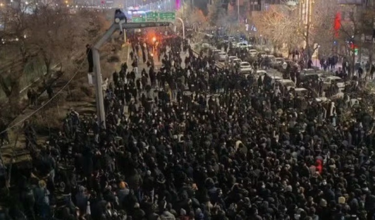 Regime iraniano reprime nova onda de protestos; mais de 2.300 são presos e pelo menos 65 foram mortos