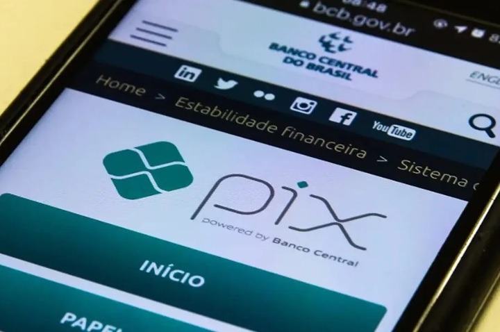 Receita Federal volta a negar taxação do Pix e alerta para golpes