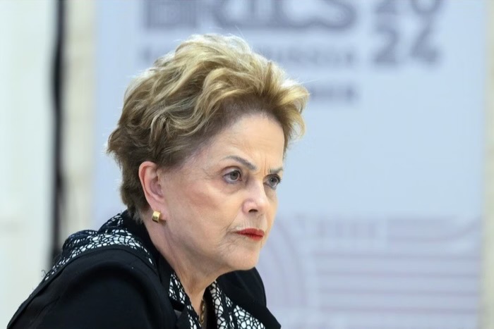 [VÍDEO] Dilma multiplica 300 milhões de dólares a 5 reais e diz que vai dar mais ou menos 900 milhões...