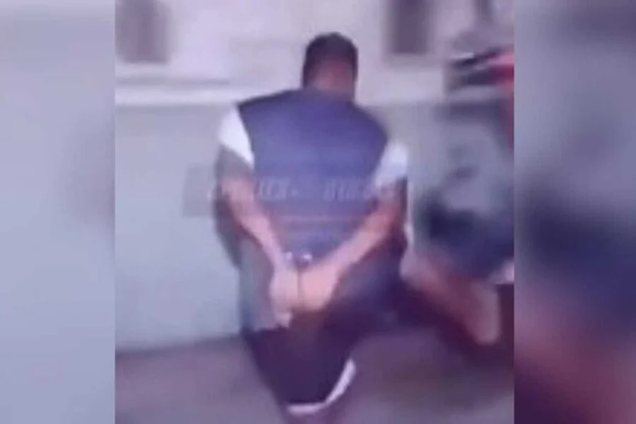 [VÍDEO] Jornalista é atacado com voadora por bandido algemado