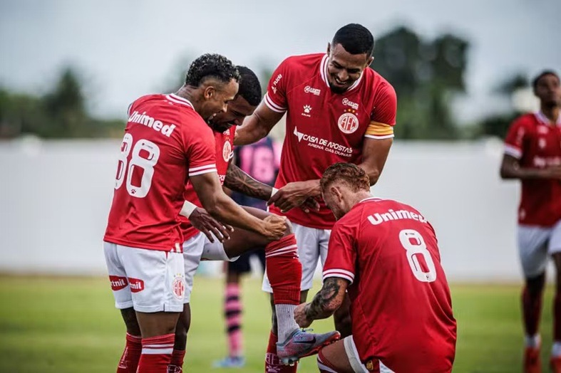América-RN resolve no primeiro tempo, goleia Laguna e reassume a liderança
