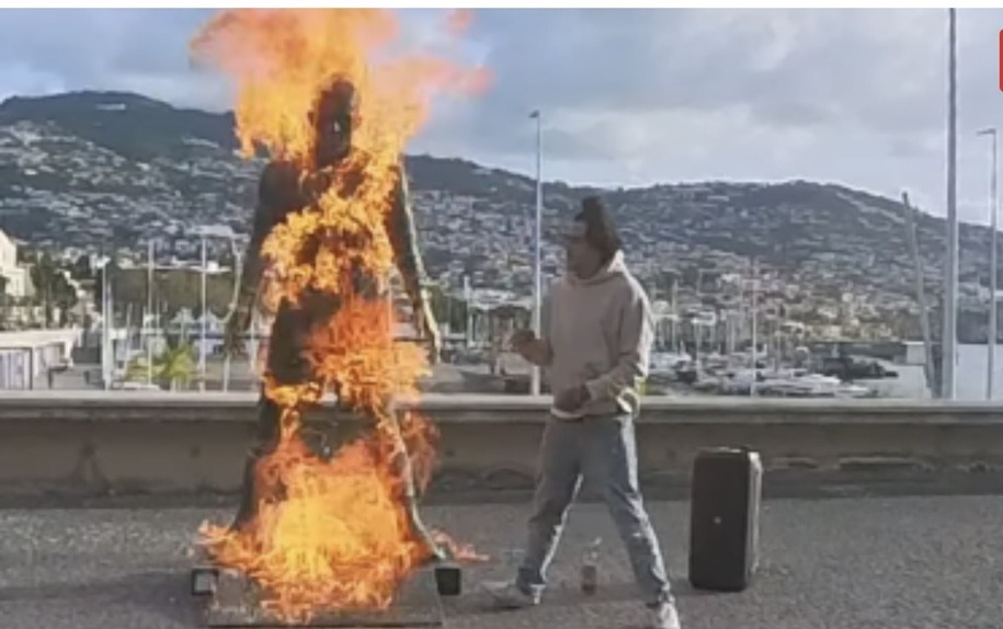 Estátua de Cristiano Ronaldo é incendiada em Portugal