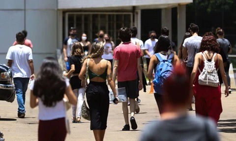 Justiça manda faculdade respeitar contrato e garantir retorno de aluno que trancou curso por problemas financeiros