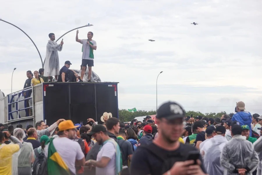 Após raio, Nikolas fecha caminhada com oração e cobranças a Alcolumbre
