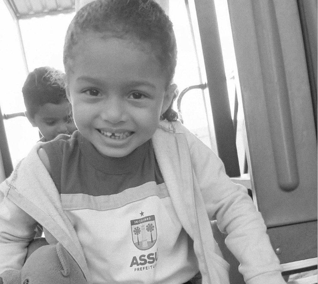 Criança de 3 anos morre após se afogar em piscina de chácara em Assu