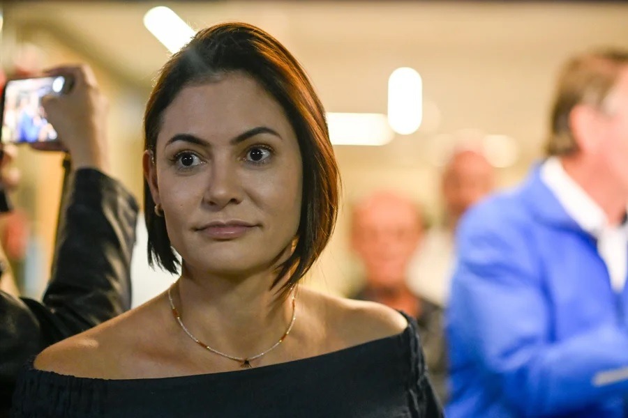 Michelle chama Nikolas de filho 06 de Bolsonaro: “Jair te adotou”