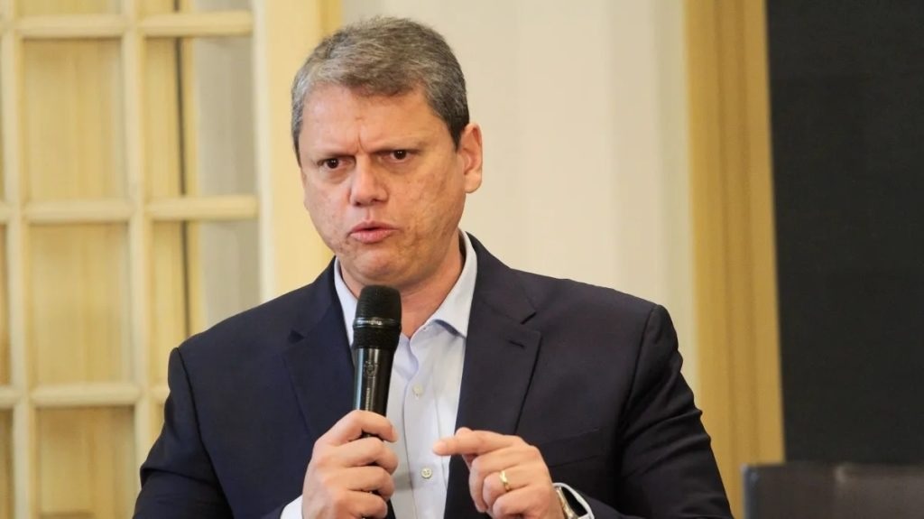 Tarcísio chega à Papudinha para visitar Bolsonaro