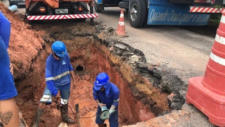 Prefeitura sanciona lei que obriga Caern a reparar buracos e valas em até 72h em Natal