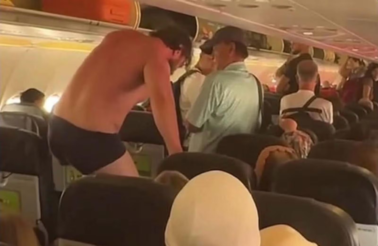 Pânico a bordo: Passageiro briga com comissários, tira a roupa e ameaça pular do avião