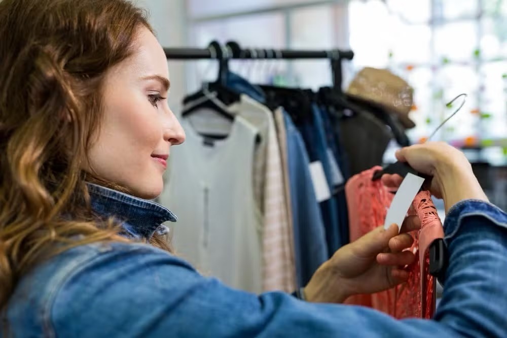 Preço errado vira briga: loja é obrigada a cumprir oferta? Entenda o que diz a lei