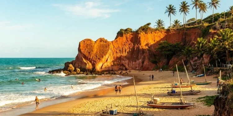 Balneário famoso chama atenção por suas praias de águas azuis e Mata Atlântica preservada; veja onde fica