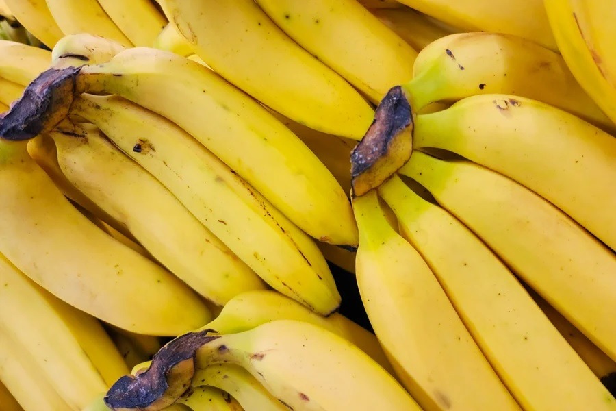 Banana realmente prende o intestino? Descubra se é mito ou verdade