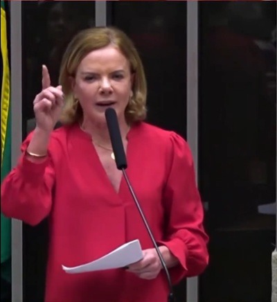 VÍDEO: Gleisi canta samba que homenageia Lula durante evento do PT na Câmara