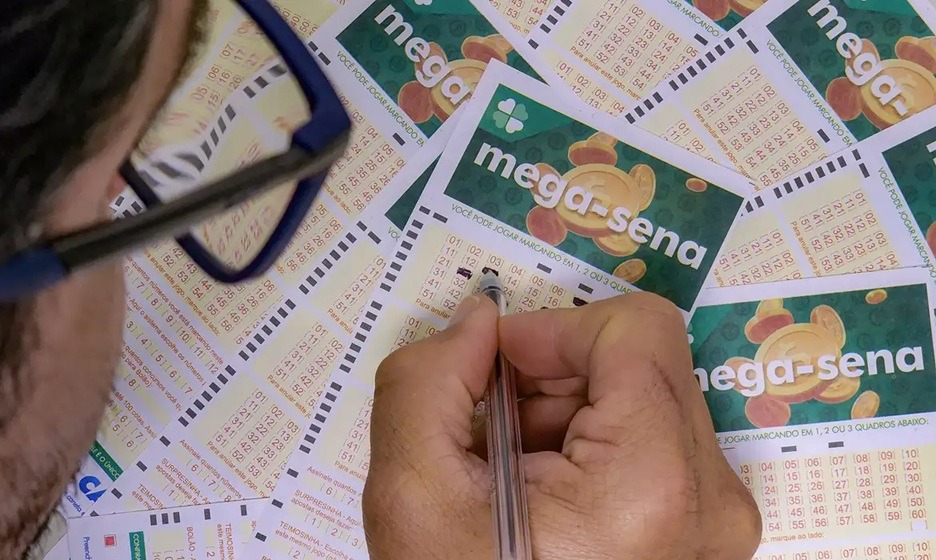 Mega-Sena acumula e prêmio vai a R$ 62 milhões; veja números sorteados