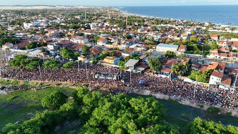 VÍDEO: Avenida da Alegria reúne 80 mil foliões nesta segunda-feira e movimenta economia da Zona Norte