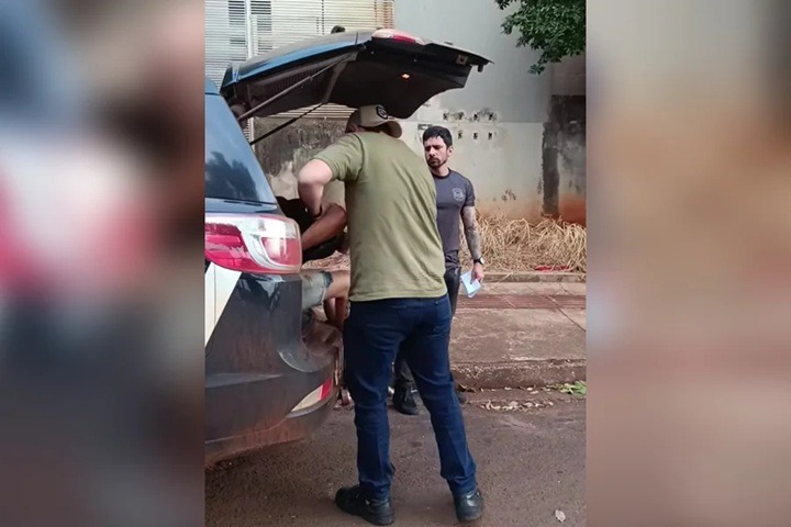 Mãe e padrasto chutam e mordem bebê de 1 ano: “Não parava de chorar”