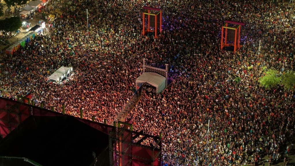 Carnaval reúne 60 mil pessoas no encerramento do polo Nélio Dias