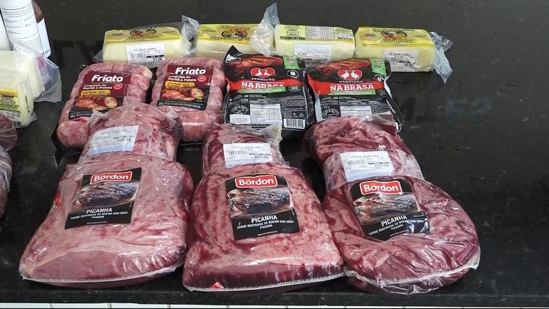 Mãe é presa e filha é apreendida após furtos de picanha e queijo em supermercados em Natal