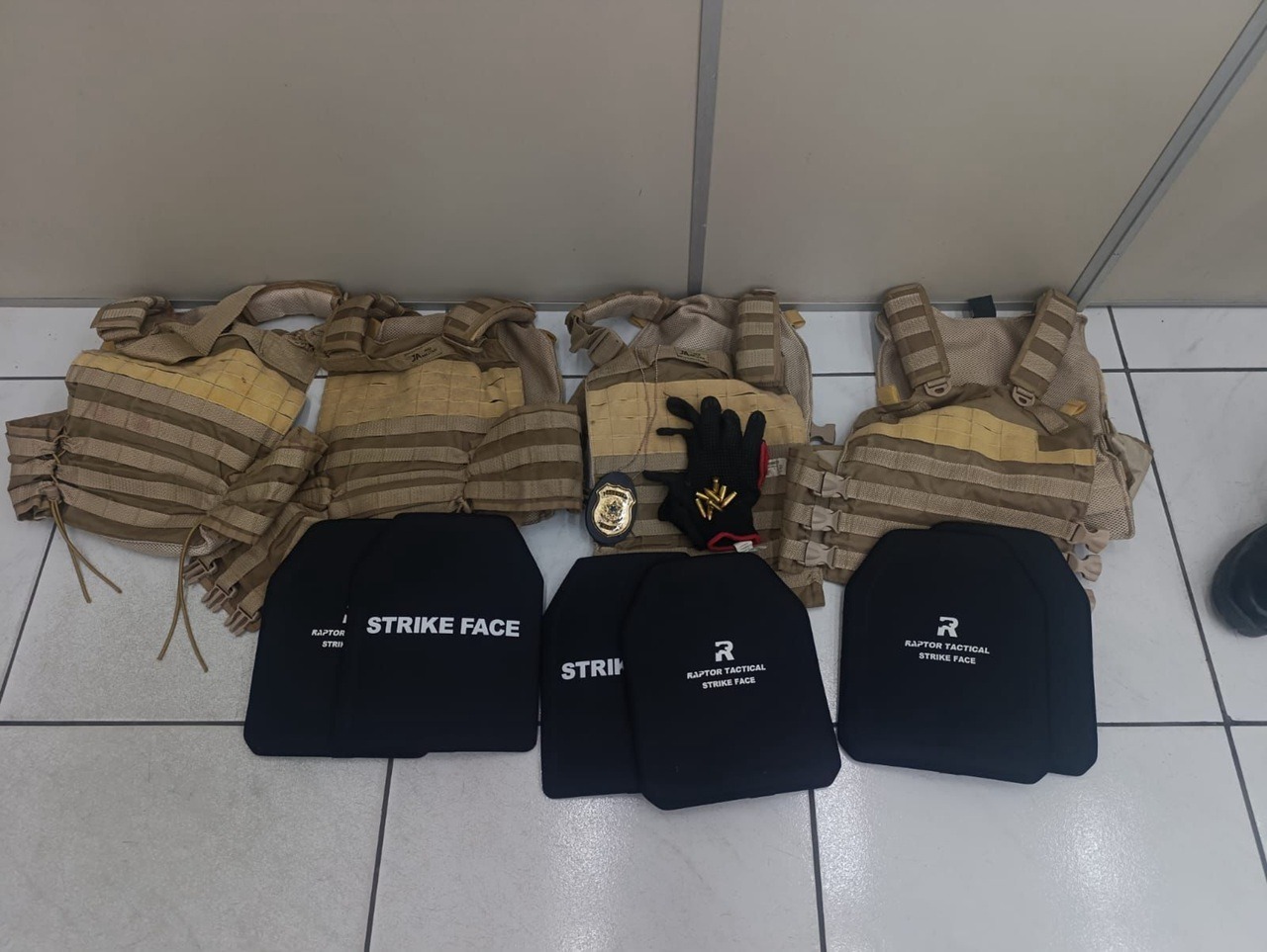 ROCAM apreende coletes balísticos, identificação falsa da Polícia Civil e munições em Mossoró