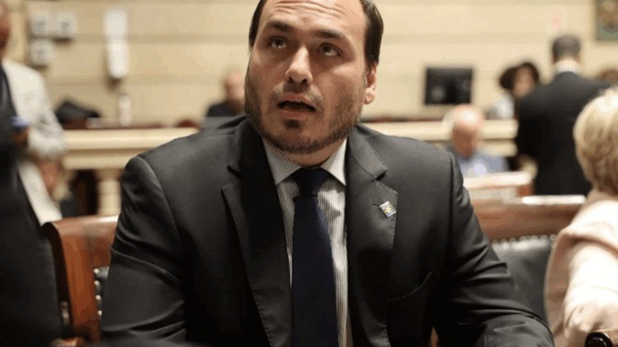 MP do Rio reabre investigação contra Carlos Bolsonaro por suposta 'rachadinha'
