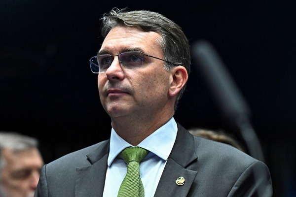 VÍDEO: Flávio Bolsonaro se emociona e diz que sua candidatura é para “honrar o pai”