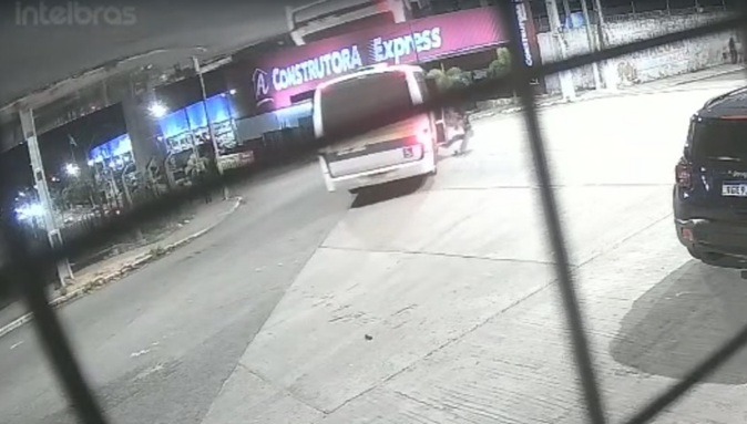 Vídeo mostra momento em que mulher cai de alternativo na zona Oeste de Natal