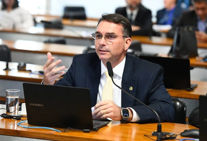 “Você quer ficar ao lado de estupradores e assassinos?”, questiona Flávio Bolsonaro na Alesp ao criticar governo Lula