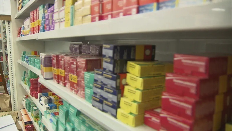 Câmara aprova projeto que permite venda de medicamentos em supermercados; texto segue para sanção de Lula
