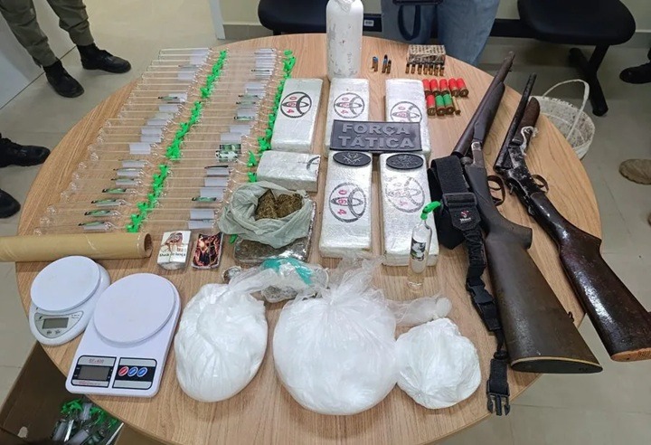 PM apreende espingardas, munições e drogas após fuga de criminosos na zona Oeste de Natal