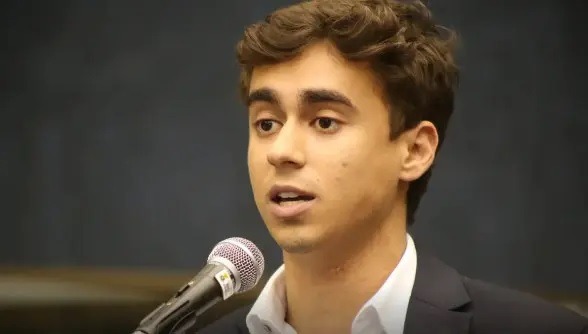 [VÍDEO] Nikolas ironiza viagem no avião de Vorcaro e compara a episódios envolvendo ministros do governo Lula e do STF