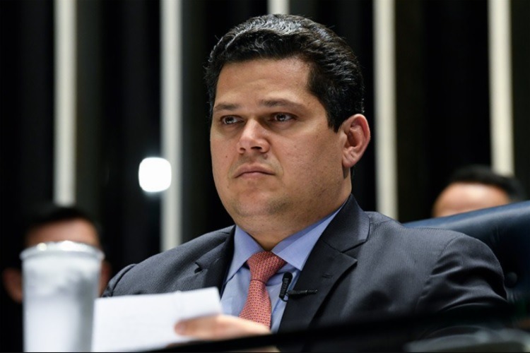 Alcolumbre mantém quebra de sigilos de Lulinha e rejeita recurso da base de Lula