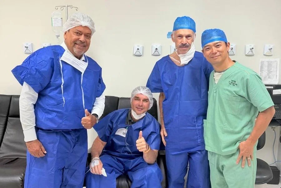 Flávio Bolsonaro passa por cirurgias em Brasília