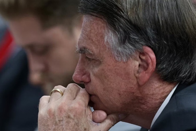 Primeira Turma do STF segue Moraes e barra prisão domiciliar de Bolsonaro