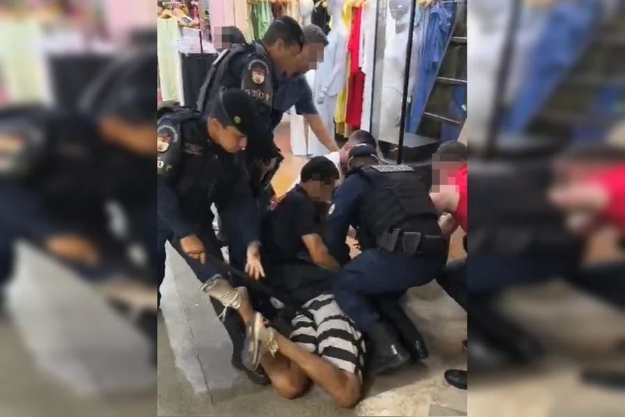 [VÍDEO] Homem agride segurança, ameaça comerciantes e é contido com golpe de cassetete na bunda em treta na Feira; veja