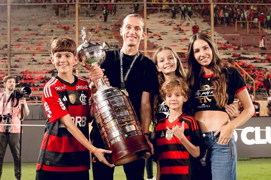 Esposa de Filipe Luís revela mágoa após saída de técnico do Flamengo