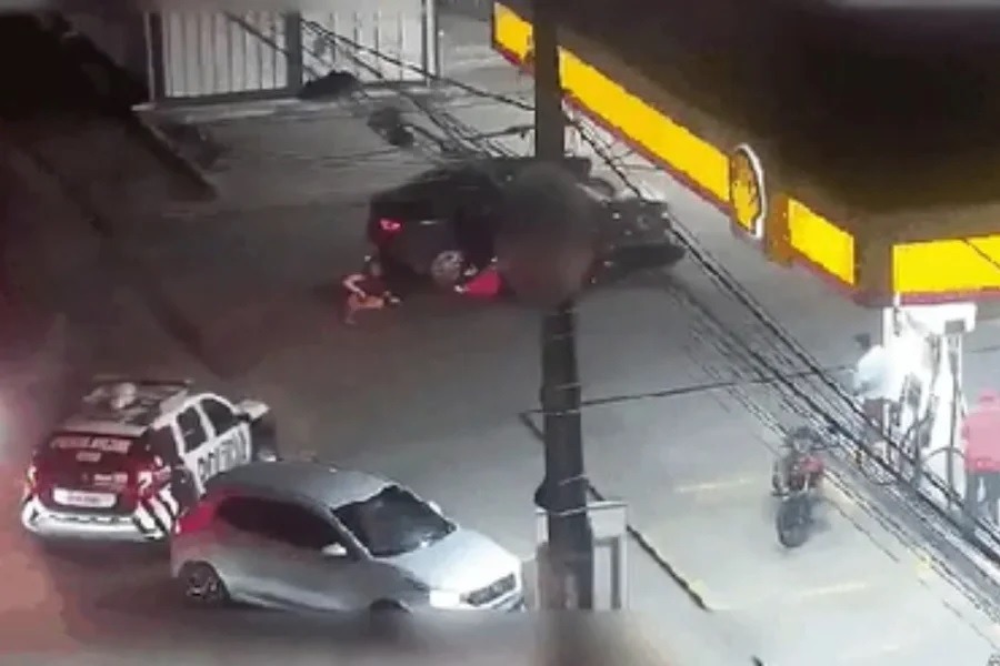 [VÍDEO] Irmãs sequestradas pelo padrasto pulam de carro durante fuga policial