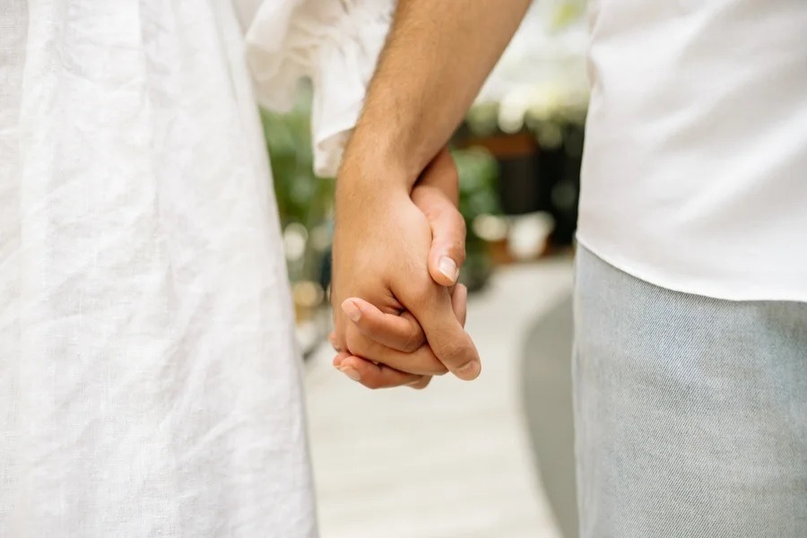 Homem deixa esposa e assume romance com a mãe biológica