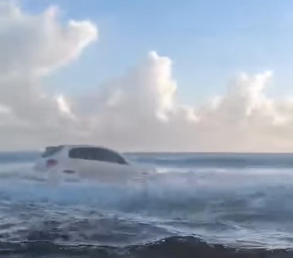 VÍDEO: carros ficam boiando no mar após tentativa de travessia do Rio Punaú, em Rio do Fogo