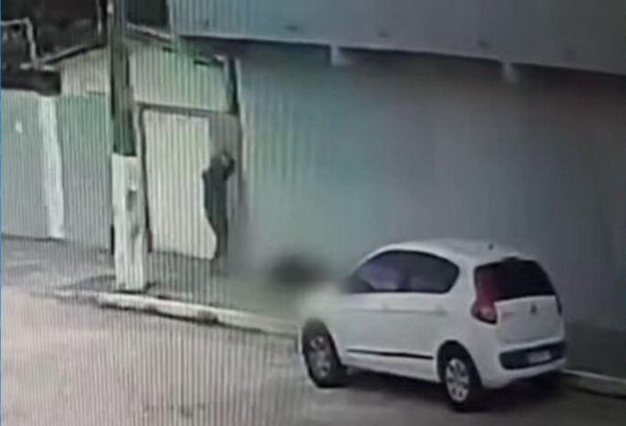 [VÍDEO] Homem em situação de rua é morto a pauladas enquanto dormia em calçada na Grande Natal