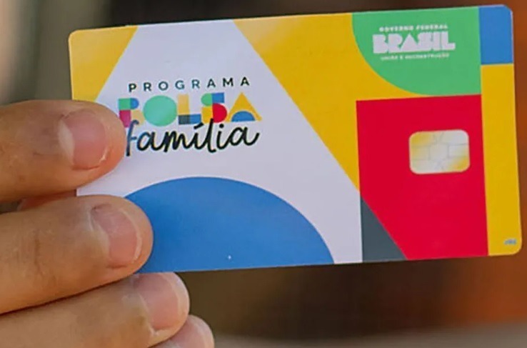 Número de famílias no Bolsa Família cresceu 420%, e a pobreza continua