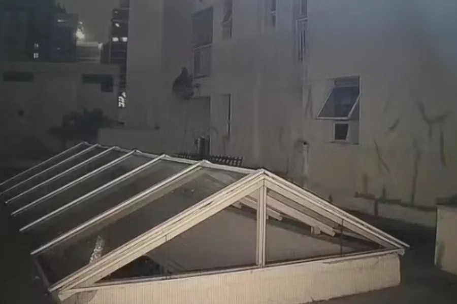 [VÍDEO] “Homem Aranha” é preso por escalar prédios para cometer furtos