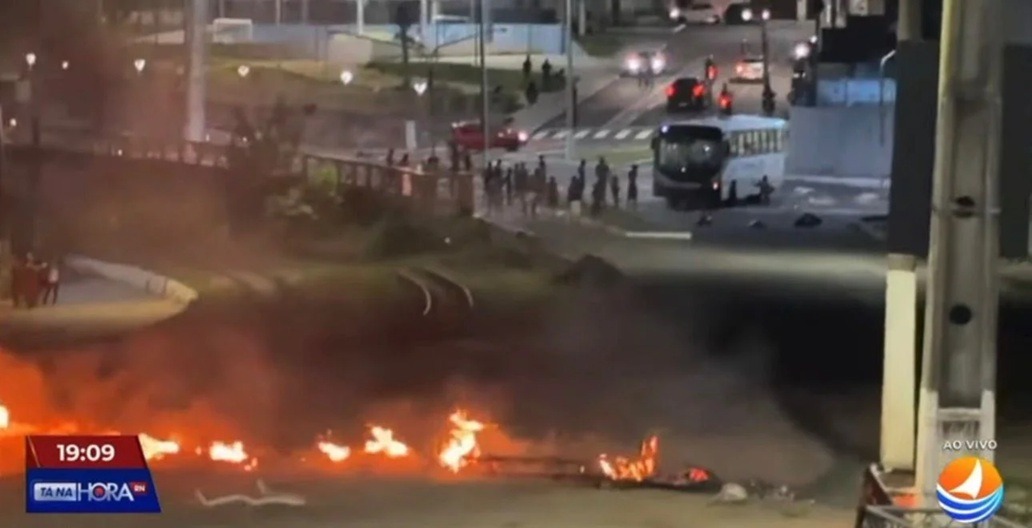 NOITE DE TENSÃO: protesto após morte em ação policial vira caos no Passo da Pátria; veja imagens