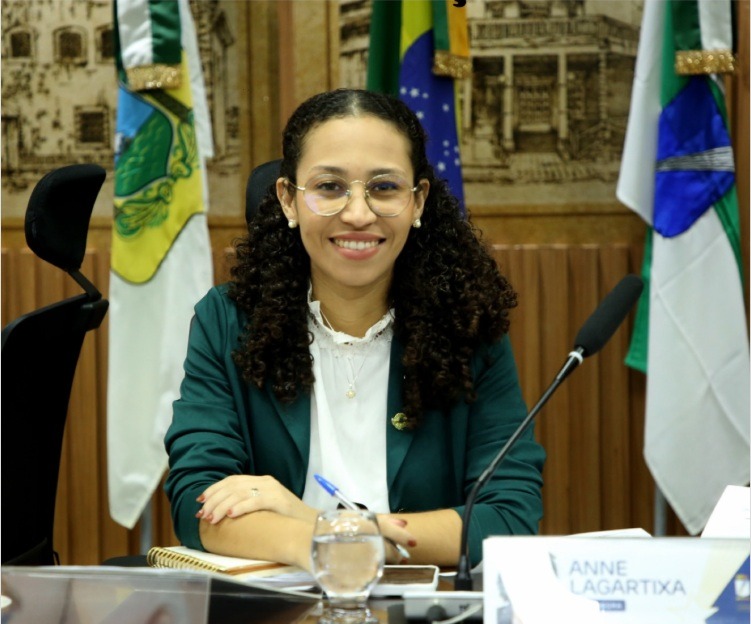 Anne Lagartixa assina ficha de filiação no PL