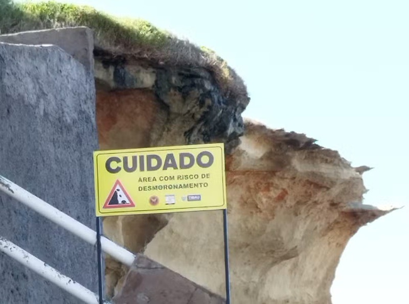 Parte de falésia desmorona e trecho da Pedra do Chapéu é interditado em Tibau