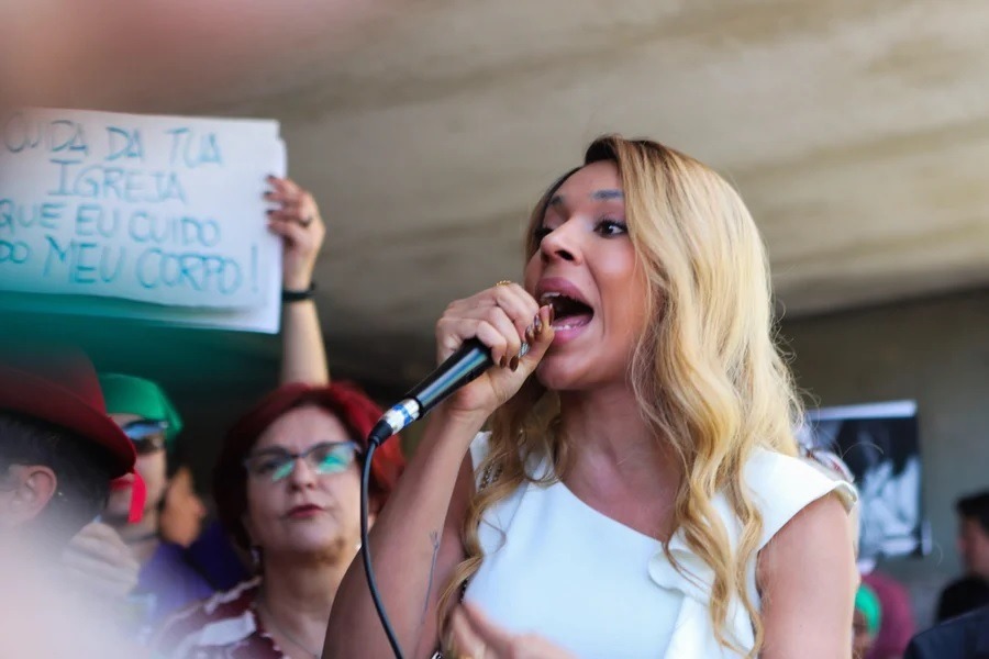Erika Hilton aciona MP e pede prisão de Ratinho por transfobia