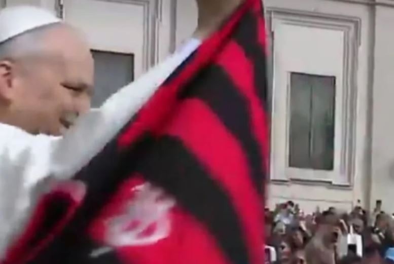 [VÍDEO] Manto sagrado? Papa recebe camisa do Flamengo em audiência no Vaticano