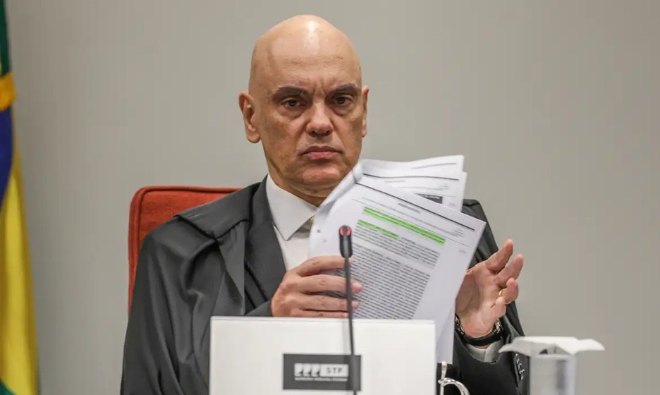 Moraes volta atrás e proíbe assessor de Trump de visitar Bolsonaro na prisão