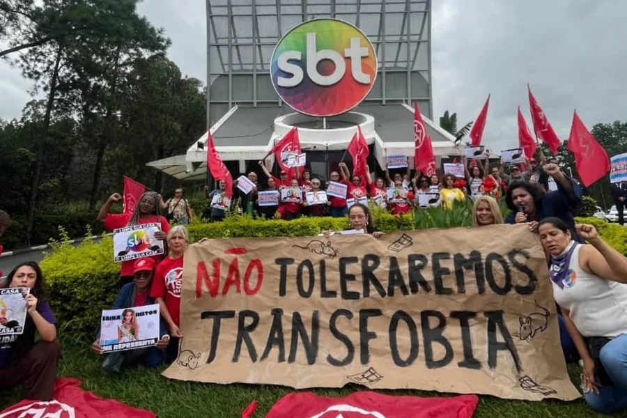 MTST protesta contra fala de Ratinho sobre Erika Hilton frente ao SBT
