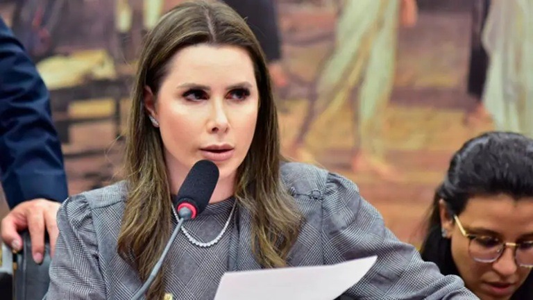 Deputada Caroline de Toni é atacada por cachorro e passa por cirurgia