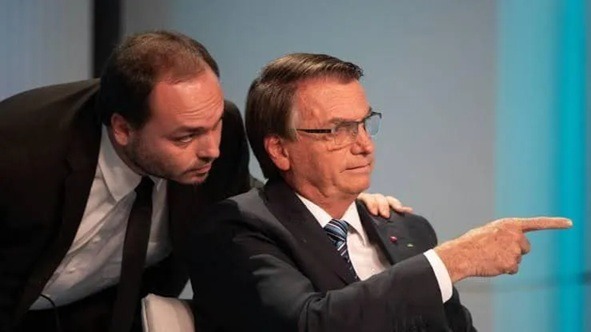 Carlos visita Jair Bolsonaro na UTI e relata: “Quadro continua grave”